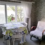 Alpesi faház Naantalissa Idyllinen, Pieni Merenrantamoekki *