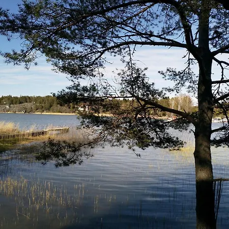 Naantalissa Idyllinen, Pieni Merenrantamoekki Chalet Naantali