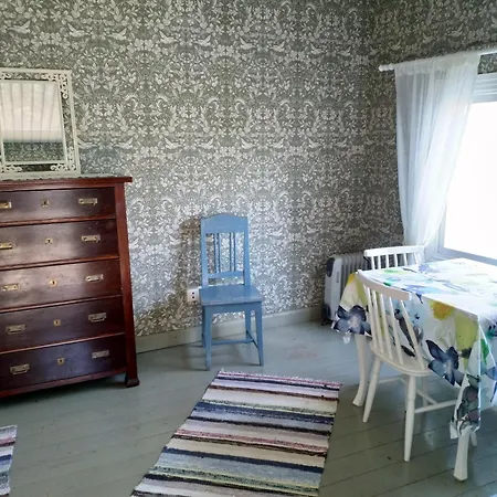 Naantalissa Idyllinen, Pieni Merenrantamoekki Chalet *