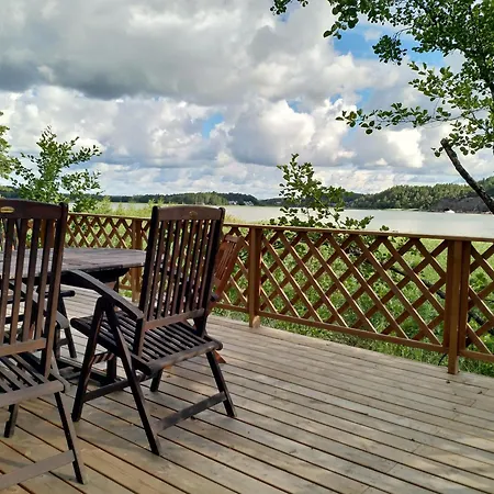 Naantalissa Idyllinen, Pieni Merenrantamoekki Chalet *